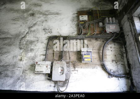 Vieux 240v avec fusible d'alimentation d'électricité domestique et des boîtes à bornes Banque D'Images