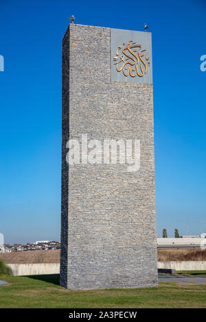 Minaret, mosquée Sancaklar, à Büyükçekmece, une banlieue d'Istanbul, en Turquie, par l'architecte Emre Arolat. Banque D'Images