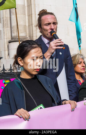 Londres, Royaume-Uni. 9 octobre 2019. Dans le cadre de l'extinction de la rébellion rébellion internationale, les avocats pour XR lire une déclaration de rébellion contre un système juridique qui manque à son objectif ultime de la protection et de l'enrichissement de la vie. Ils appellent à des changements profonds et urgents dans notre système juridique pour faire face à la justice climatique et l'effondrement écologique et de fournir une véritable justice pour tous. Crédit : Peter Marshall/Alamy Live News Banque D'Images