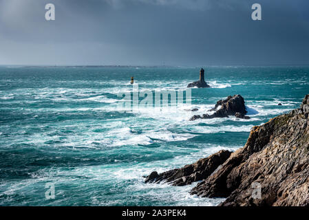 La Pointe du Raz, Bretagne. Ce cap rocheux fait face à l'île de Sein. Les vagues géantes de l'océan Atlantique sont brisées sur les rochers. Banque D'Images