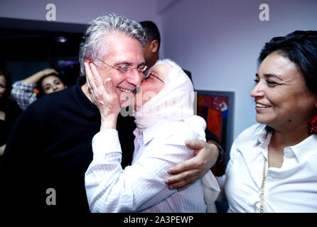 Tunis, Tunisie. 09Th Oct, 2019. Candidat à l'élection présidentielle tunisienne et magnat des médias Nabil Karoui (L) épouse sa mère à son siège de campagne, après qu'il a été libéré de la prison de Mornaguia. Top tunisien cour d'appel a ordonné sa libération plus tôt le mercredi, quatre jours avant d'un second tour. Credit : Khaled Nasraoui/dpa/Alamy Live News Banque D'Images