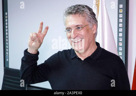 Tunis, Tunisie. 09Th Oct, 2019. Candidat à l'élection présidentielle tunisienne et magnat des médias Nabil Karoui pose pour une photo à son siège de campagne, après qu'il a été libéré de la prison de Mornaguia. Top tunisien cour d'appel a ordonné sa libération plus tôt le mercredi, quatre jours avant d'un second tour. Credit : Khaled Nasraoui/dpa/Alamy Live News Banque D'Images