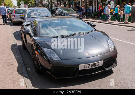 Lamborghini Gallardo Coupé garé sur une rue principale très fréquentée à  Lytham Lancashire England UK Lamborghini administré par Volkswagen à  travers c'est sa filiale Audi Photo Stock - Alamy