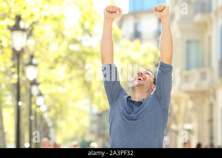 L'homme excité raising arms des succès à célébrer dans la rue d'une grande ville Banque D'Images