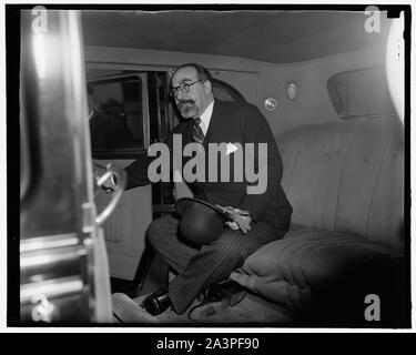 L'ambassadeur espagnol s'entretient avec le président Roosevelt à la Maison Blanche. Washington, D.C., le 28 mars. Quitter la Maison Blanche aujourd'hui après un appel sur le président Roosevelt, l'ambassadeur espagnol Fernando De Los Rios a dit qu'il allait rester ici comme ambassadeur pour le présent malgré l'abandon de Madrid. De Los Rios a dit qu'il a discuté avec le Président (interprétation de l'espagnol avec la question des réfugiés, mais il a refusé de révéler les détails de la discussion. Il a dit que sa nomination a été faite hier devant la chute de Madrid. 3- 28-39 Banque D'Images