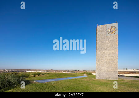 Minaret, mosquée Sancaklar, à Büyükçekmece, une banlieue d'Istanbul, en Turquie, par l'architecte Emre Arolat. Banque D'Images