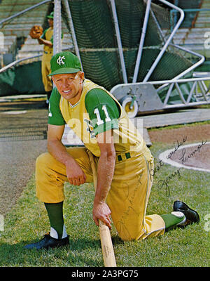 Ère 1960 souvenir couleur photo autographiée de Kansas City Athletics dvd Jerry Lumpe en jaune et vert uniforme. Banque D'Images