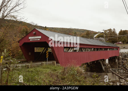 Pont couvert de Taftsville historique entouré de feuillage d'automne dans la région de Woodstock, Vermont Banque D'Images