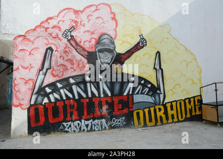 La protestation politique coloré graffiti art montrant un manifestant avec un slogan en anglais sur un mur dans la médina (vieille ville) de Tunis, Tunisie. Banque D'Images