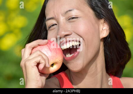 Femme avec une alimentation diversifiée Apple Banque D'Images