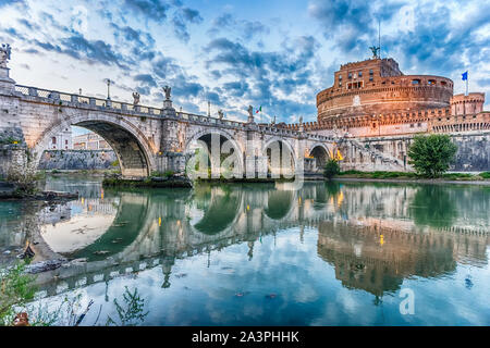 Vue sur Castel Sant'Angelo fortress et pont avec de belles réflexions sur le Tibre à Rome, Italie. Aka Mausolée d'Hadrien, l'immeuble wa Banque D'Images