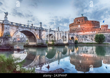 Vue sur Castel Sant'Angelo fortress et pont avec de belles réflexions sur le Tibre à Rome, Italie. Aka Mausolée d'Hadrien, l'immeuble wa Banque D'Images