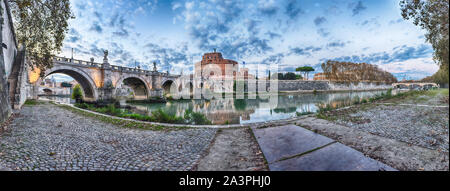 Vue panoramique de la forteresse de Castel Sant'Angelo et le pont avec de belles réflexions sur le Tibre à Rome, Italie. Aka Mausolée d'Hadrien, le b Banque D'Images