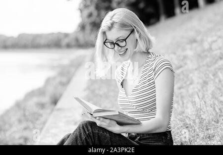 Apprendre à lire des livres. élève fille avec réserve à l'extérieur. La lecture est mon passe-temps. Étude de l'été. histoire intéressante. Vous pourrez vous détendre et faire de nouvelles informations. Inspiré par Roman auteur. woman in park livre de lecture. Banque D'Images