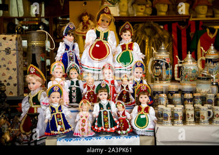 Poupées traditionnelles hongroises au Grand Marché (Nagycsarnok) à Budapest. Banque D'Images