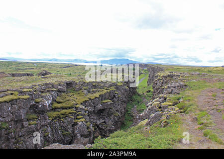 Fossé entre l'Eurasie et la plaque tectonique nord-américaine en Islande (Almannagjá) Banque D'Images