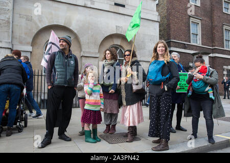 Londres, Royaume-Uni. 9 octobre, 2019. Les mères et les enfants parmi les activistes du climat de l'Extinction, rébellion dans Whitehall le troisième jour de manifestations internationales d'exiger une rébellion Déclaration gouvernementale d'un climat et d'urgence écologique, un engagement à enrayer la perte de biodiversité et la consommation énergétique nette zéro émissions de carbone en 2025 et pour le gouvernement de créer et d'être entraîné par les décisions d'une assemblée de citoyens sur le climat et la justice écologique. Credit : Mark Kerrison/Alamy Live News Banque D'Images