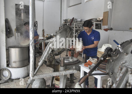 Cuisson à la vapeur et de l'élaboration des panamas traditionnels (paja toquilla) dans la région de Cuenca, Équateur Banque D'Images