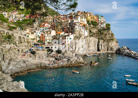 Manarola, Cinque Terre, Italie - 17 août 2019 : village pittoresque dans la province de La Spezia. Maisons colorées sur les falaises côtières. Mer Ligurienne Banque D'Images