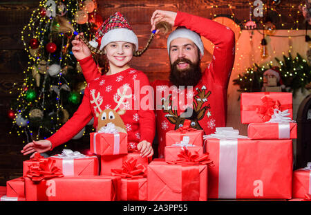 Boxing Day va après Noël. Père et fille l'échange de boîtes présente le lendemain. Le père et le petit enfant profiter de lendemain de fête. Famille heureuse de célébrer la fête de la boxe. Banque D'Images