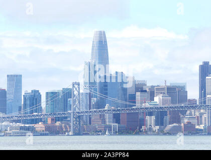 La ville de San Francisco sur un jour nuageux venteux avec bay bridge premier plan. Dans le cadre de l'autoroute 80, le pont relie San Francisco et Oakland, et Carr Banque D'Images