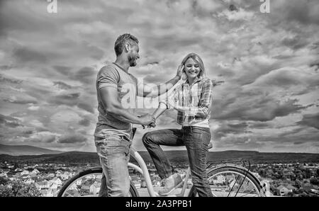 Comment satisfaire les filles alors qu'à vélo. Homme avec barbe et dame blonde timide sur la première date. Ramasser des fille. Couple tout juste de faire connaissance. Femme se sent timide en société avec macho attrayant. Banque D'Images