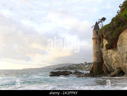 Vagues se briser sur les rochers à la base de La Tour (la tour) à Laguna Beach, Californie sur un ciel nuageux l'après-midi. L'un des plus uniques et mysteriou Banque D'Images