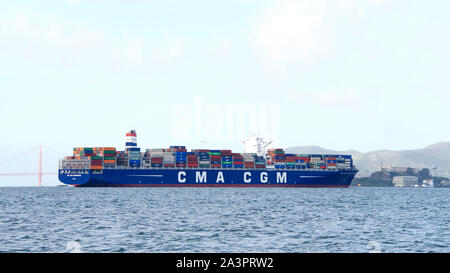 San Francisco, CA - Février 02, 2019 : Cargo CMA CGM G WASHINGTON au départ le Port d'Oakland, en direction de Alcatraz et le Golden Gate Bri Banque D'Images