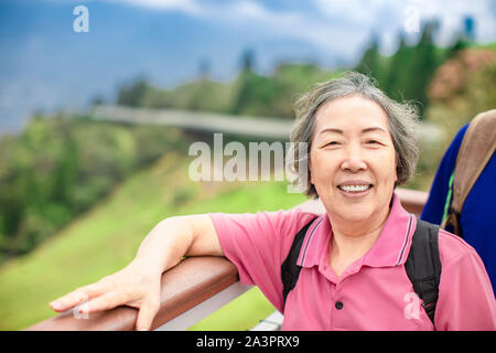 Asian Senior femme randonnée dans le parc de montagne Banque D'Images