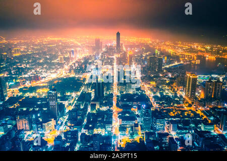 Vue panoramique aérienne de kaohsiung city skyline at night. Taiwan Banque D'Images