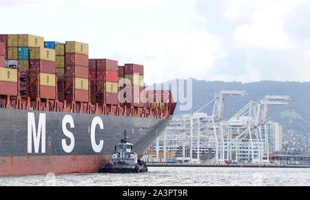 Oakland, CA - 15 Février 2019 : Cargo MSC JULIE entrant dans le port d'Oakland. Mediterranean Shipping Company (MSC) est le 2e plus grand shi Banque D'Images