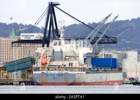 Oakland, CA - 15 Février 2019 : Vraquier ÉGAYER TRADER chargement au port d'Oakland à la société Schnitzer Steel, qui recycle en ferraille finis Banque D'Images