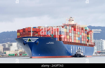 Oakland, CA - 15 Février 2019 : HYUNDAI Cargo LONG BEACH au départ le Port d'Oakland, le cinquième port des États-Unis. Banque D'Images