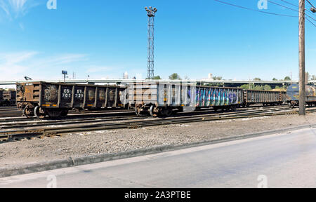 Les wagons à charbon de chemin de fer couverts de Graffiti sont installés sur des voies dans une cour industrielle de Cleveland, Ohio, États-Unis. Banque D'Images