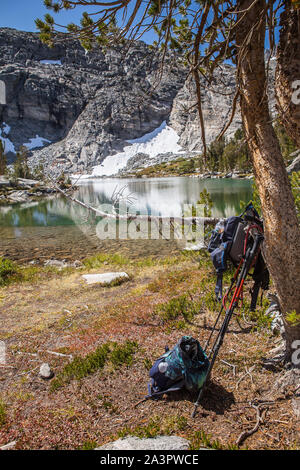 La neige l'hiver dernier, toujours sur le terrain en septembre 2019 chez Gem Lake au large de la piste du col de Morgan dans la partie Est de la Sierra montagnes California USA Banque D'Images