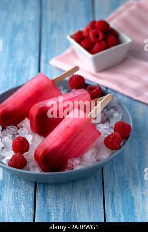 Sucettes glacées aux framboises sur la glace Banque D'Images