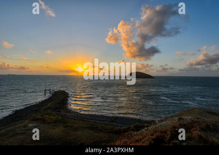 Lever du soleil sur l'atmosphère ardente de l'ancienne jetée à Archer Point, près de Cooktown, Far North Queensland, Queensland, Australie, FNQ Banque D'Images