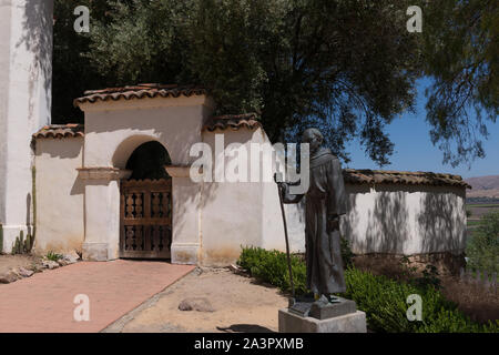 Statue de Père Junipero Serra à Old Mission San Juan Bautista à San Juan Bautista, une ville dans le comté de San Benito, Californie Banque D'Images