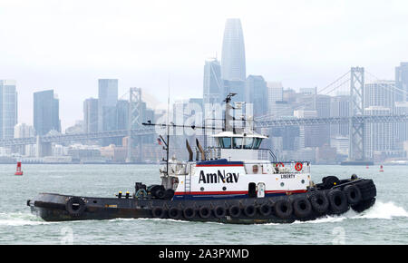 Oakland, CA - Juillet 08, 2019 : la liberté dans la baie de San Francisco. Navigation américain (AmNav), une partie de la flotte Marine Holdings Foss. Les remorqueurs avec hors Banque D'Images