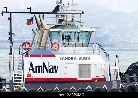 Oakland, CA - Juillet 08, 2019 : SANDRA HUGH dans la baie de San Francisco. Navigation américain (AmNav), une partie de la flotte Marine Holdings Foss. Les remorqueurs avec Banque D'Images