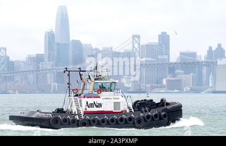 Oakland, CA - Juillet 08, 2019 : SANDRA HUGH dans la baie de San Francisco. Navigation américain (AmNav), fait partie de la flotte Marine Holdings Foss. Les remorqueurs wi Banque D'Images