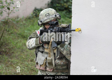 Un soldat géorgien avec le 12e Bataillon d'infanterie géorgiennes fournit la sécurité au cours d'un exercice de répétition de mission géorgienne à la zone d'entraînement Hohenfels en Allemagne, 8 octobre 2019. L'exercice de répétition de mission géorgienne dirigée par le Corps des Marines des États-Unis comporte près de 900 soldats géorgiens et des Marines. L'exercice va du 1er octobre au 20 octobre au Centre de préparation interarmées multinationale à Hohenfels, Allemagne. L'exercice est destiné à préparer le 12e Bataillon d'infanterie géorgienne pour les opérations offensives et défensives, et un déploiement à l'appui de l'opération appui résolu. (U.S. Photo de l'armée S Banque D'Images