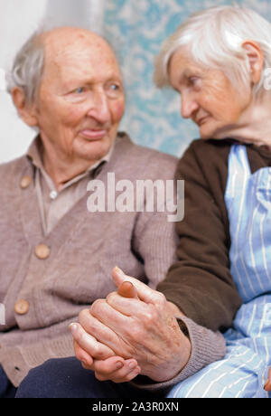 Vieux heureux grands-parents restant ensemble Banque D'Images