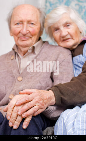 Vieux heureux grands-parents restant ensemble Banque D'Images