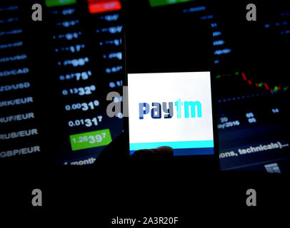 Sur cette photo, l'illustration d'une application de commerce électronique Paytm e populaire vu le logo affiché dans un smartphone Banque D'Images