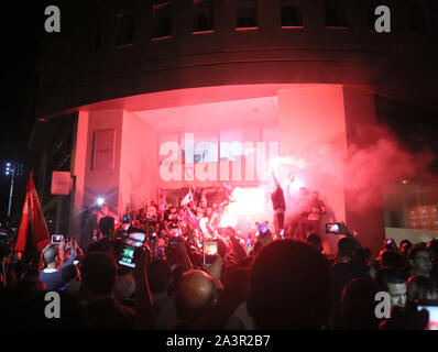 Tunis, Tunisie. 09Th Oct, 2019. Supports à Qalb Tounes (coeur de la Tunisie) partie de Nabil Karoui réagir à sa sortie de prison à l'extérieur de la partie bureau dans la capitale Tunis. Credit : SOPA/Alamy Images Limited Live News Banque D'Images