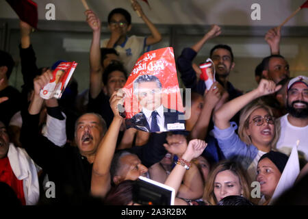 Tunis, Tunisie. 09Th Oct, 2019. Supports à Qalb Tounes (coeur de la Tunisie) partie de Nabil Karoui réagir à sa sortie de prison à l'extérieur de la partie bureau dans la capitale Tunis. Credit : SOPA/Alamy Images Limited Live News Banque D'Images