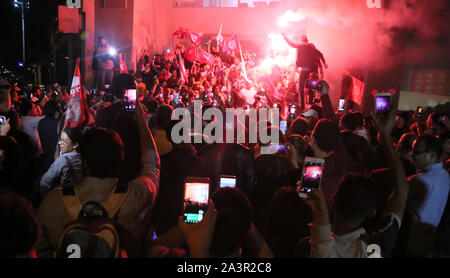 Tunis, Tunisie. 09Th Oct, 2019. Supports à Qalb Tounes (coeur de la Tunisie) partie de Nabil Karoui réagir à sa sortie de prison à l'extérieur de la partie bureau dans la capitale Tunis. Credit : SOPA/Alamy Images Limited Live News Banque D'Images