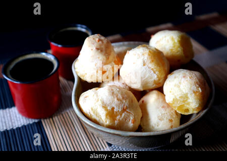 Petits pains au fromage brésilien. Pain au fromage. Pao de Queijo" et du café. Fond sombre de style art. Banque D'Images