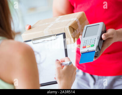 La distribution de colis d'être payé avec carte de crédit et pos Banque D'Images